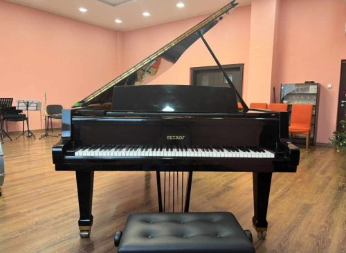 Prenájom koncertného krídla PETROF P II 234cm (cvičenie/nahrávanie)